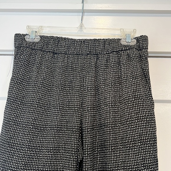 H&M Black and White lightweight cropped pants size 8. In perfect condition! - Picture 2 of 7